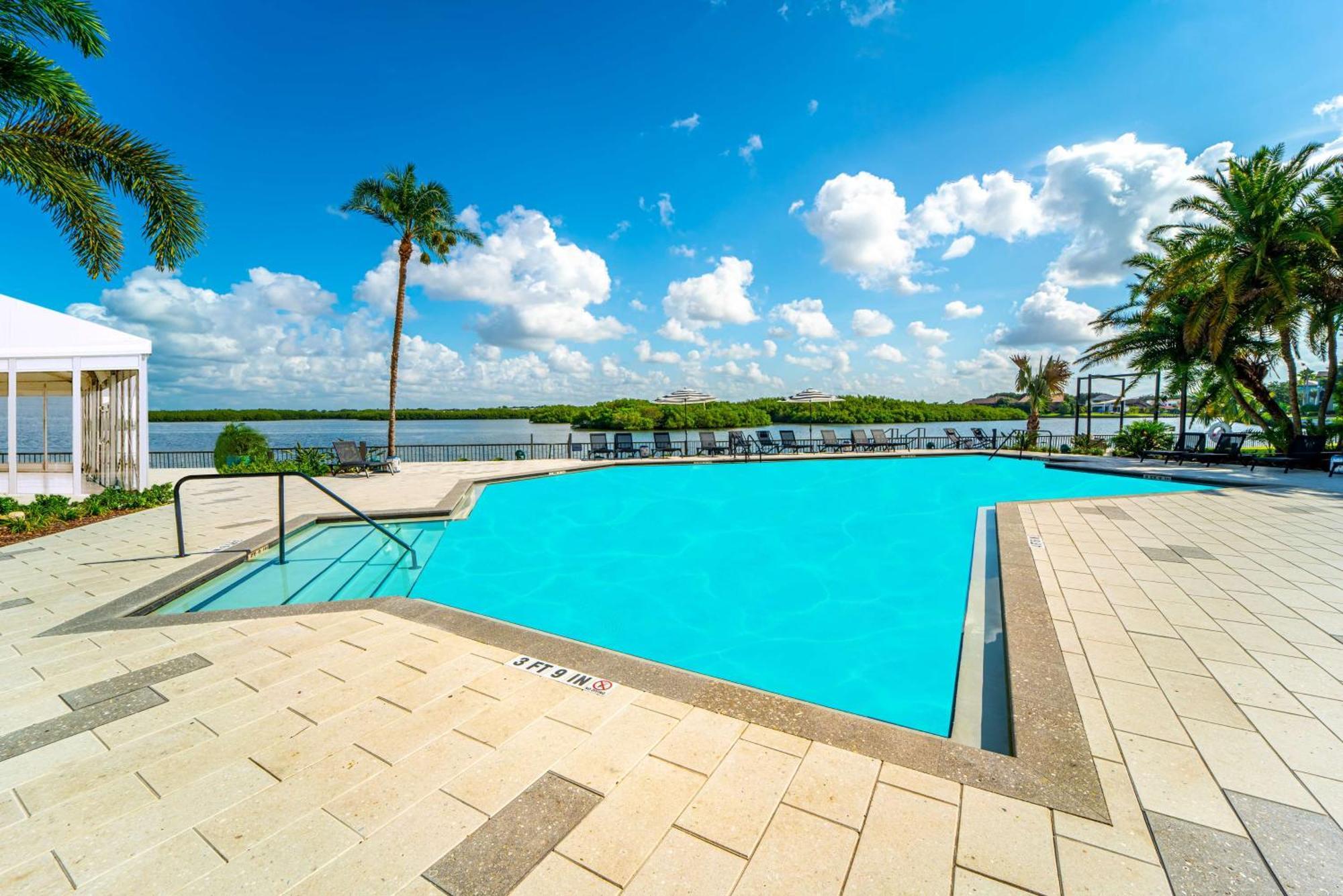 فندق Doubletree By Hilton Tampa Rocky Point Waterfront المظهر الخارجي الصورة